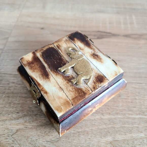 Vintage bone jewelry/trinket box with brass elephant. - Picture 8 of 11